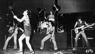 AC/DC 1976 : Malcolm, Angus, Bon, Phil, Mark